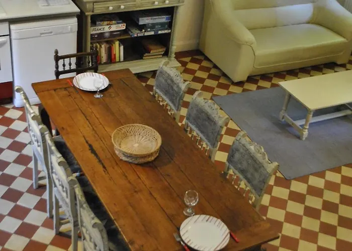 Du Chateau Des Chainees 公寓