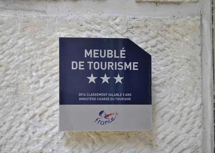 Du Chateau Des Chainees 公寓